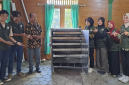 Penyerahan prototype mesin pengering jagung oleh mahasiswa KKN 13 UNS kepada perangkat Desa Blungun. Foto: KKN 13 UNS
