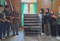 Penyerahan prototype mesin pengering jagung oleh mahasiswa KKN 13 UNS kepada perangkat Desa Blungun. Foto: KKN 13 UNS