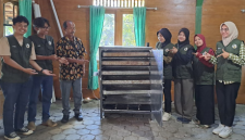 Penyerahan prototype mesin pengering jagung oleh mahasiswa KKN 13 UNS kepada perangkat Desa Blungun. Foto: KKN 13 UNS