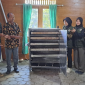 Penyerahan prototype mesin pengering jagung oleh mahasiswa KKN 13 UNS kepada perangkat Desa Blungun. Foto: KKN 13 UNS