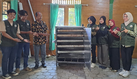 Penyerahan prototype mesin pengering jagung oleh mahasiswa KKN 13 UNS kepada perangkat Desa Blungun. Foto: KKN 13 UNS
