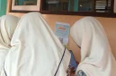 Peserta didik SMP Negeri 3 Magelang memindai QR Code dalam program SEMAR (Scan Edukatif Membaca Aktif dan Reflektif), sebuah inovasi literasi digital yang mendorong mereka berpikir kritis dan reflektif. Foto: pribadi