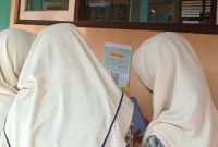 Peserta didik SMP Negeri 3 Magelang memindai QR Code dalam program SEMAR (Scan Edukatif Membaca Aktif dan Reflektif), sebuah inovasi literasi digital yang mendorong mereka berpikir kritis dan reflektif. Foto: pribadi