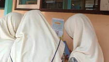 Peserta didik SMP Negeri 3 Magelang memindai QR Code dalam program SEMAR (Scan Edukatif Membaca Aktif dan Reflektif), sebuah inovasi literasi digital yang mendorong mereka berpikir kritis dan reflektif. Foto: pribadi