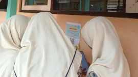 Peserta didik SMP Negeri 3 Magelang memindai QR Code dalam program SEMAR (Scan Edukatif Membaca Aktif dan Reflektif), sebuah inovasi literasi digital yang mendorong mereka berpikir kritis dan reflektif. Foto: pribadi