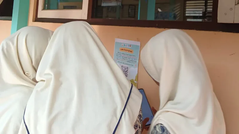 Peserta didik SMP Negeri 3 Magelang memindai QR Code dalam program SEMAR (Scan Edukatif Membaca Aktif dan Reflektif), sebuah inovasi literasi digital yang mendorong mereka berpikir kritis dan reflektif. Foto: pribadi