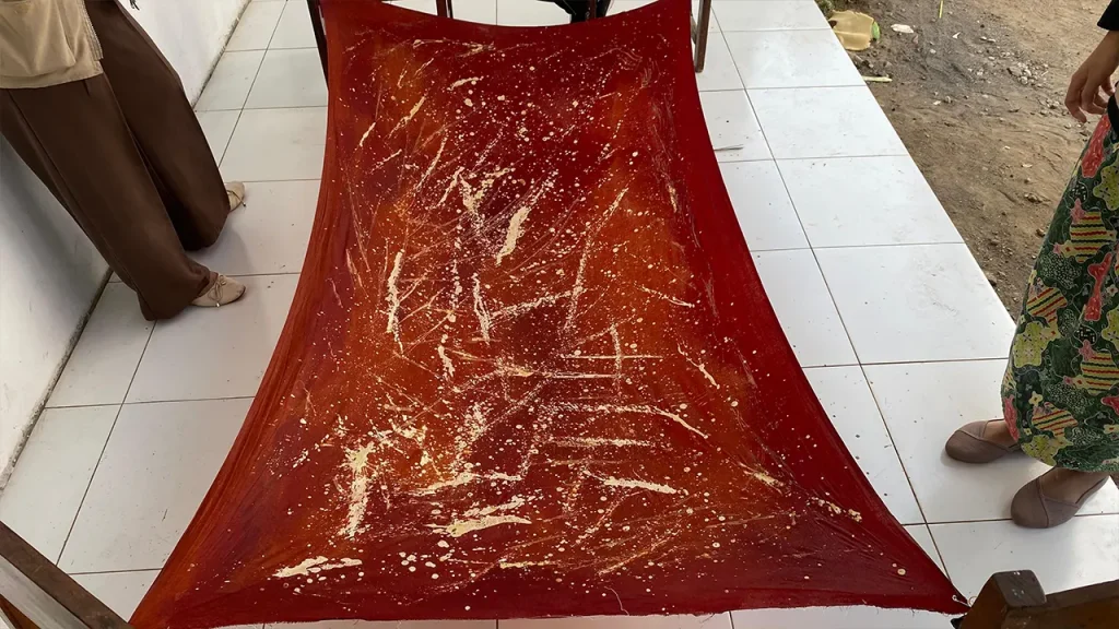 Proses Pengeringan Kain Batik Ciprat. (doc. KKN 273 UNS)