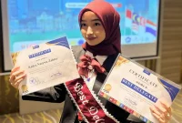 Radya Nasywa Zahira, mahasiswi Fakultas Psikologi UGM, menunjukkan sertifikat penghargaan usai terpilih sebagai delegasi fully funded dalam program SMI Youth Exchange 2025 di Singapura, Malaysia, dan Thailand. Dalam ajang tersebut, Radya juga berhasil meraih nominasi Best Delegate. Sumber: SMI Youth Exchange