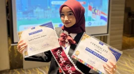 Radya Nasywa Zahira, mahasiswi Fakultas Psikologi UGM, menunjukkan sertifikat penghargaan usai terpilih sebagai delegasi fully funded dalam program SMI Youth Exchange 2025 di Singapura, Malaysia, dan Thailand. Dalam ajang tersebut, Radya juga berhasil meraih nominasi Best Delegate. Sumber: SMI Youth Exchange