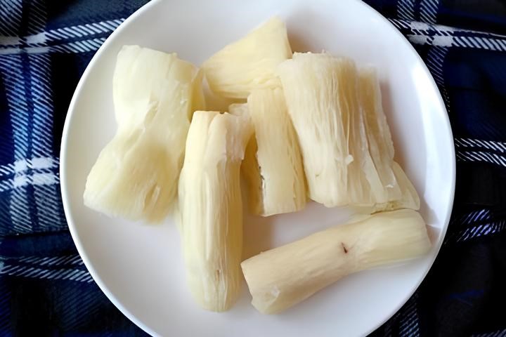 Singkong rebus.  Sumber: SajianSedap.com