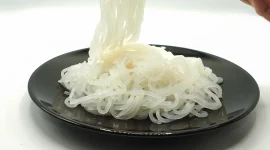 Shirataki yang sedang disajikan sebagai mie. Sumber: Bon Appétit