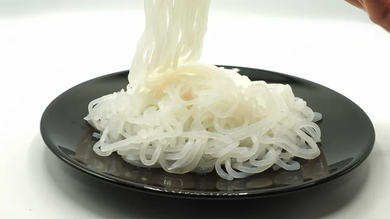 Shirataki yang sedang disajikan sebagai mie. Sumber: Bon Appétit