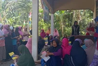 Suasana saat pelaksanaan sosialisasi hipertensi dan Perilaku Hidup Bersih dan Sehat (PHBS). Foto: KKN 264 UNS