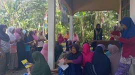Suasana saat pelaksanaan sosialisasi hipertensi dan Perilaku Hidup Bersih dan Sehat (PHBS). Foto: KKN 264 UNS