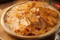 Tipis, kriuk, pedas gurih, dan bikin nagih. Dari singkong sederhana jadi tren kuliner anak muda yang nggak ada matinya. Sumber: Fimela.com