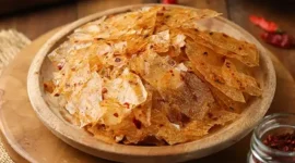Tipis, kriuk, pedas gurih, dan bikin nagih. Dari singkong sederhana jadi tren kuliner anak muda yang nggak ada matinya. Sumber: Fimela.com