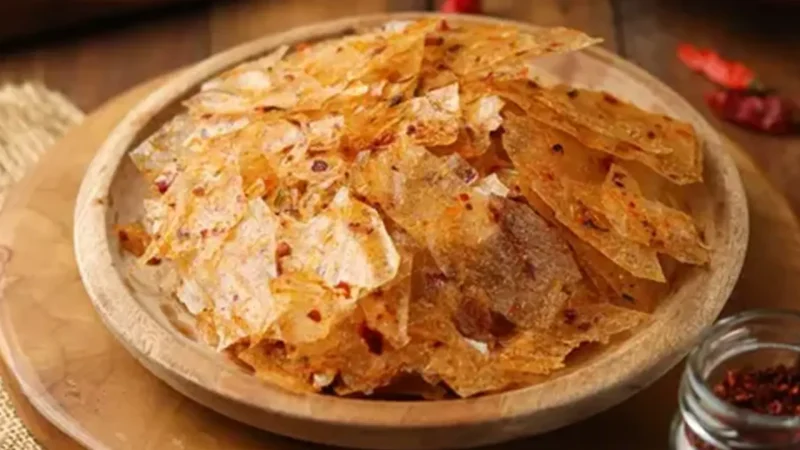Tipis, kriuk, pedas gurih, dan bikin nagih. Dari singkong sederhana jadi tren kuliner anak muda yang nggak ada matinya. Sumber: Fimela.com