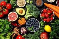 komposisi berbagai makanan tinggi serat (sayur + buah). Sumber:  Verywell Health