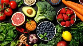komposisi berbagai makanan tinggi serat (sayur + buah). Sumber:  Verywell Health