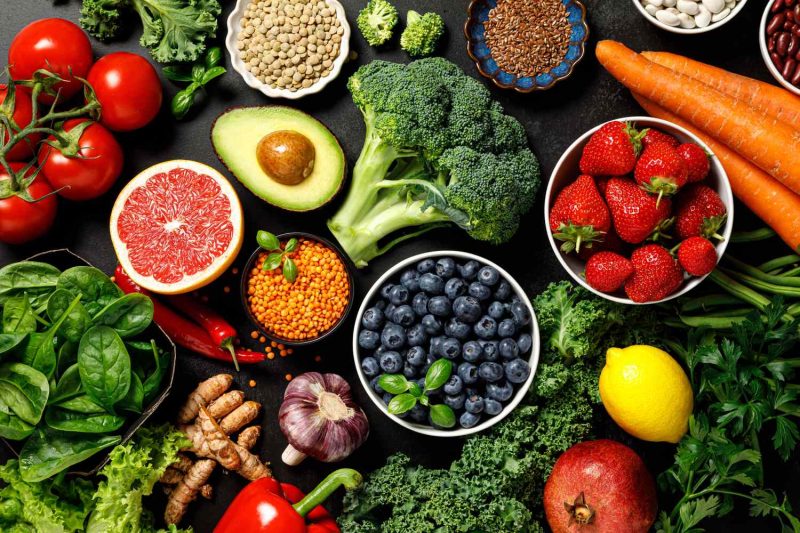 komposisi berbagai makanan tinggi serat (sayur + buah). Sumber:  Verywell Health
