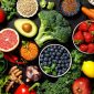 komposisi berbagai makanan tinggi serat (sayur + buah). Sumber:  Verywell Health
