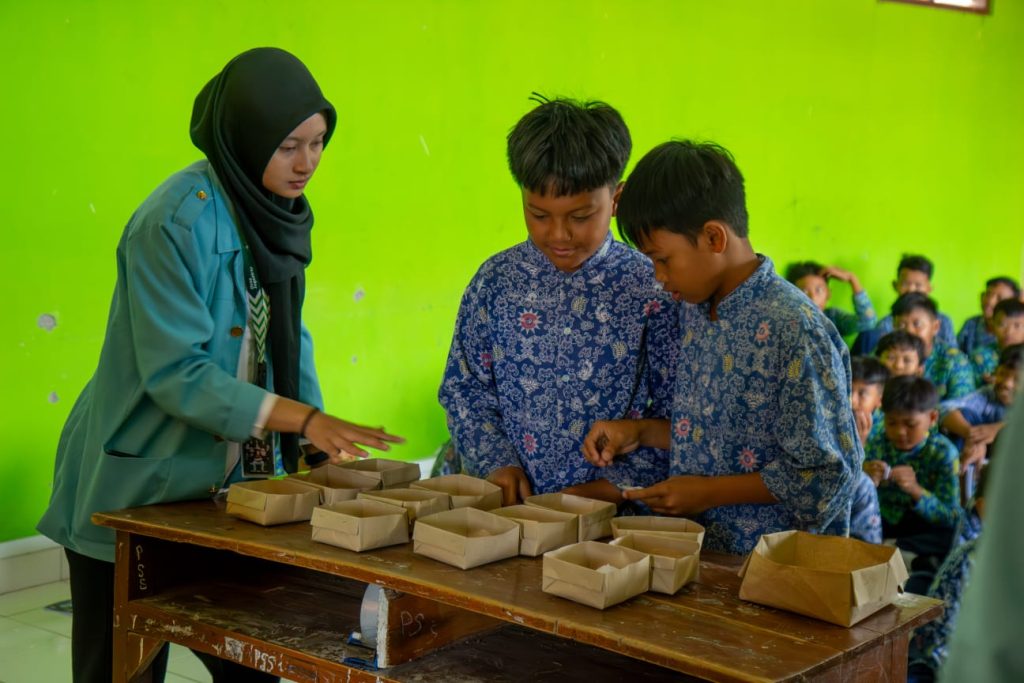 Pelaksanaan kegiatan edukasi gizi dan pangan mandiri Jogotirto. Foto: KKN UNS Jogotirto