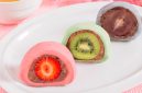 Mochi warna-warni dengan isian buah segar seperti stroberi, kiwi, dan pisang, bikin kudapan khas Jepang ini makin lezat sekaligus menyehatkan.
Sumber: bakingworld.id