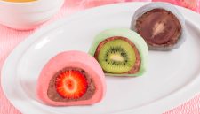 Mochi warna-warni dengan isian buah segar seperti stroberi, kiwi, dan pisang, bikin kudapan khas Jepang ini makin lezat sekaligus menyehatkan.
Sumber: bakingworld.id