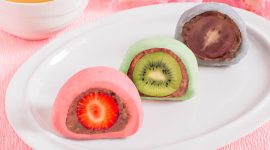 Mochi warna-warni dengan isian buah segar seperti stroberi, kiwi, dan pisang, bikin kudapan khas Jepang ini makin lezat sekaligus menyehatkan.
Sumber: bakingworld.id