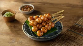 Cilok: Adonan Tepung Tapioka dengan Saus Kacang. Sumber: unileverfoodsolutions.co.id