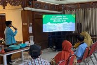 Salah satu mahasiswa KKN UNS 131 memberikan penjelasan kepada warga Kelurahan Kepatihan Wetan, Jebres, Surakarta, mengenai kelebihan dan kekurangan pupuk organik cair berbahan limbah makanan dalam pelatihan pengolahan kompos cair, Jumat (29/8/2025). Foto: KKN 131 UNS