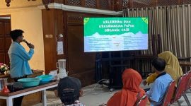 Salah satu mahasiswa KKN UNS 131 memberikan penjelasan kepada warga Kelurahan Kepatihan Wetan, Jebres, Surakarta, mengenai kelebihan dan kekurangan pupuk organik cair berbahan limbah makanan dalam pelatihan pengolahan kompos cair, Jumat (29/8/2025). Foto: KKN 131 UNS