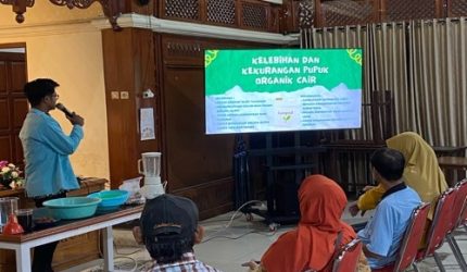 Salah satu mahasiswa KKN UNS 131 memberikan penjelasan kepada warga Kelurahan Kepatihan Wetan, Jebres, Surakarta, mengenai kelebihan dan kekurangan pupuk organik cair berbahan limbah makanan dalam pelatihan pengolahan kompos cair, Jumat (29/8/2025). Foto: KKN 131 UNS