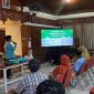 Salah satu mahasiswa KKN UNS 131 memberikan penjelasan kepada warga Kelurahan Kepatihan Wetan, Jebres, Surakarta, mengenai kelebihan dan kekurangan pupuk organik cair berbahan limbah makanan dalam pelatihan pengolahan kompos cair, Jumat (29/8/2025). Foto: KKN 131 UNS