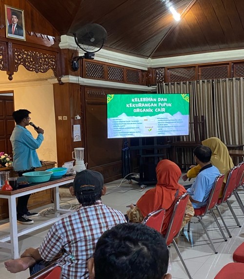 Salah satu mahasiswa KKN UNS 131 memberikan penjelasan kepada warga Kelurahan Kepatihan Wetan, Jebres, Surakarta, mengenai kelebihan dan kekurangan pupuk organik cair berbahan limbah makanan dalam pelatihan pengolahan kompos cair, Jumat (29/8/2025). Foto: KKN 131 UNS
