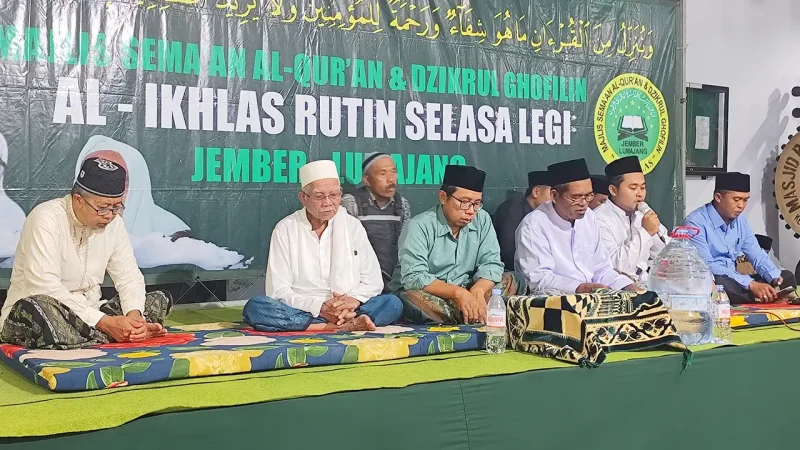 Ketua Takmir Masjid Al Falah bersama pengurus MWC NU Rowokangkung, perwakilan KUA, pengurus Majelis Semaan Al-Qur’an, perwakilan Camat, serta perwakilan Pemdes Rowokangkung menghadiri rangkaian peringatan Maulid Nabi Muhammad SAW di Masjid Besar Al Falah Rowokangkung, Selasa (16/9/2025). Foto: Panitia PHBI Masjid Besar Al-Falah