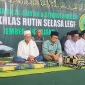 Ketua Takmir Masjid Al Falah bersama pengurus MWC NU Rowokangkung, perwakilan KUA, pengurus Majelis Semaan Al-Qur’an, perwakilan Camat, serta perwakilan Pemdes Rowokangkung menghadiri rangkaian peringatan Maulid Nabi Muhammad SAW di Masjid Besar Al Falah Rowokangkung, Selasa (16/9/2025). Foto: Panitia PHBI Masjid Besar Al-Falah