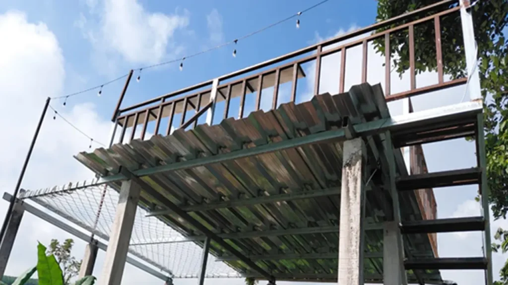 Gardu pandang “Satu Titik Seribu Pandang” karya mahasiswa KKN UNS Kelompok 328 berdiri kokoh di Desa Glapansari, menampilkan panorama Gunung Sindoro dan Sumbing serta hamparan kebun tembakau dan kopi yang menawan. Foto: KKN UNS Kelompok 328