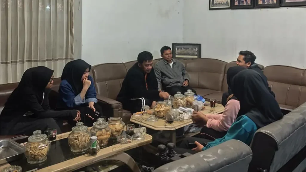 Mahasiswa KKN UNS Kelompok 328 berdiskusi bersama Kepala Desa Glapansari, Sukengdriyo, untuk mematangkan konsep pembangunan gardu pandang “Satu Titik Seribu Pandang” sebagai ikon wisata baru desa. Foto: KKN UNS Kelompok 328