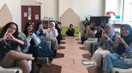 Para peserta kegiatan Interactive Speaking di BraySpace Universitas Negeri Malang tampak antusias mengikuti sesi latihan yang digagas oleh Tim BRAVY. Foto: Tim BRAVY