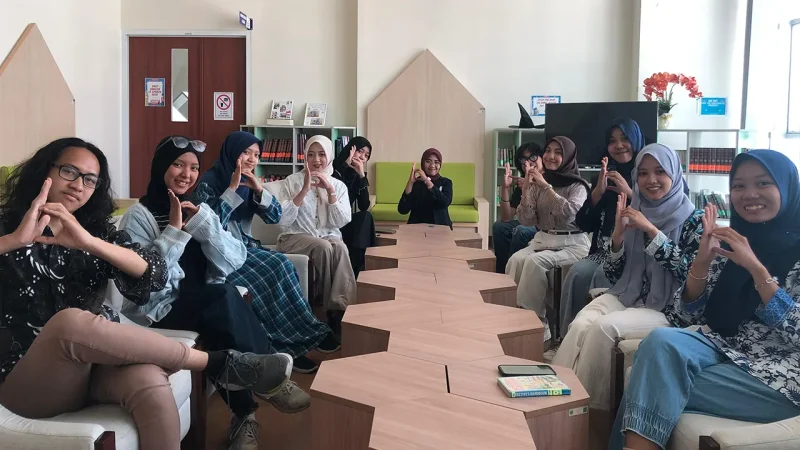 Para peserta kegiatan Interactive Speaking di BraySpace Universitas Negeri Malang tampak antusias mengikuti sesi latihan yang digagas oleh Tim BRAVY. Foto: Tim BRAVY