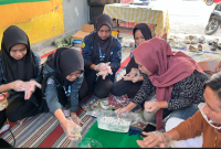Pelatihan pengolahan ikan lemuru oleh tim PPK Ormawa BEM FKEP UNEJ bersama masyarakat Desa Pugerkulon. Foto: PPK Ormawa BEM FKEP UNEJ
