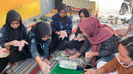 Pelatihan pengolahan ikan lemuru oleh tim PPK Ormawa BEM FKEP UNEJ bersama masyarakat Desa Pugerkulon. Foto: PPK Ormawa BEM FKEP UNEJ