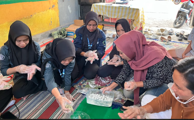 Pelatihan pengolahan ikan lemuru oleh tim PPK Ormawa BEM FKEP UNEJ bersama masyarakat Desa Pugerkulon. Foto: PPK Ormawa BEM FKEP UNEJ