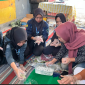 Pelatihan pengolahan ikan lemuru oleh tim PPK Ormawa BEM FKEP UNEJ bersama masyarakat Desa Pugerkulon. Foto: PPK Ormawa BEM FKEP UNEJ