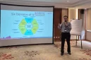 Pembicara memaparkan materi bertema “Six Domains of AI Support” dan menekankan peran penting kecerdasan buatan dalam mendukung pengambilan keputusan di berbagai bidang. Sumber: pribadi