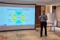Pembicara memaparkan materi bertema “Six Domains of AI Support” dan menekankan peran penting kecerdasan buatan dalam mendukung pengambilan keputusan di berbagai bidang. Sumber: pribadi