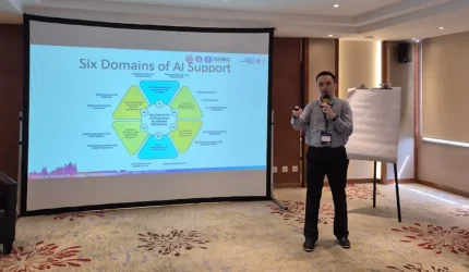 Pembicara memaparkan materi bertema “Six Domains of AI Support” dan menekankan peran penting kecerdasan buatan dalam mendukung pengambilan keputusan di berbagai bidang. Sumber: pribadi