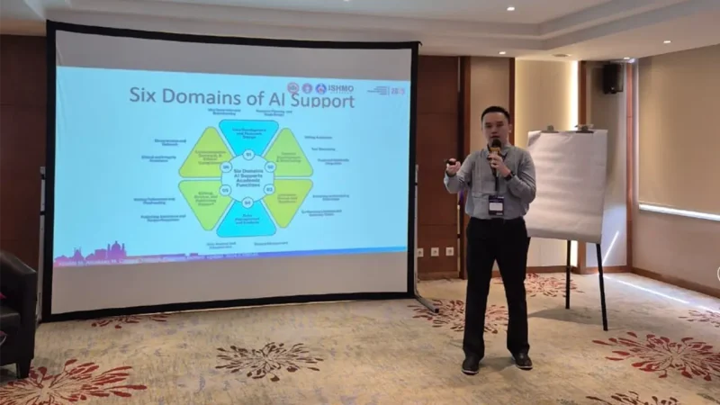 Pembicara memaparkan materi bertema “Six Domains of AI Support” dan menekankan peran penting kecerdasan buatan dalam mendukung pengambilan keputusan di berbagai bidang. Sumber: pribadi