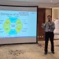 Pembicara memaparkan materi bertema “Six Domains of AI Support” dan menekankan peran penting kecerdasan buatan dalam mendukung pengambilan keputusan di berbagai bidang. Sumber: pribadi